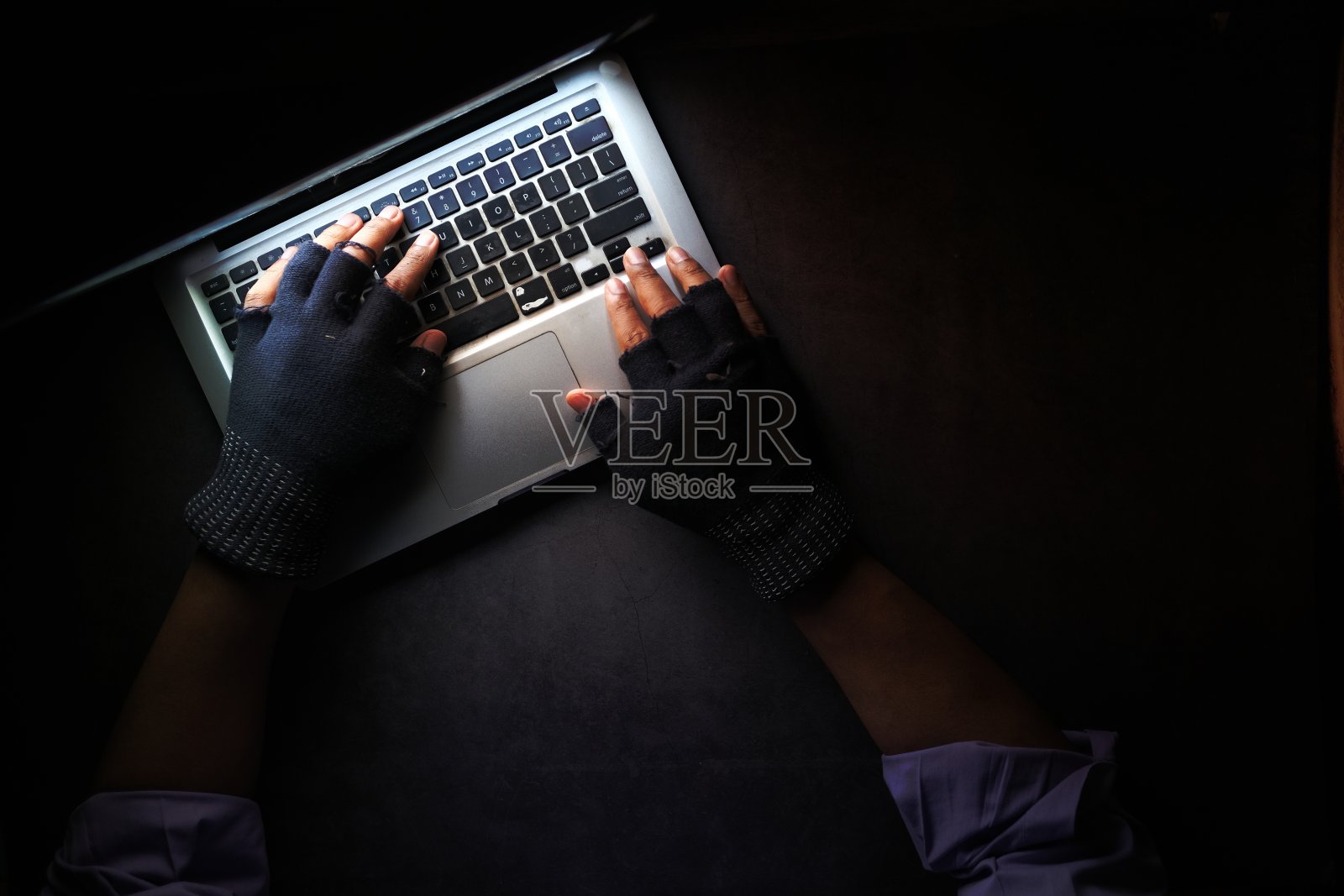 黑客从笔记本电脑上窃取数据照片摄影图片