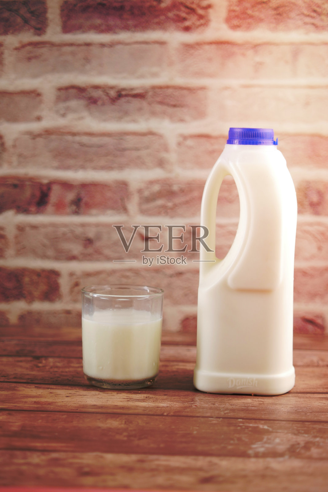 近距离的杯子牛奶和勺子在桌子上照片摄影图片