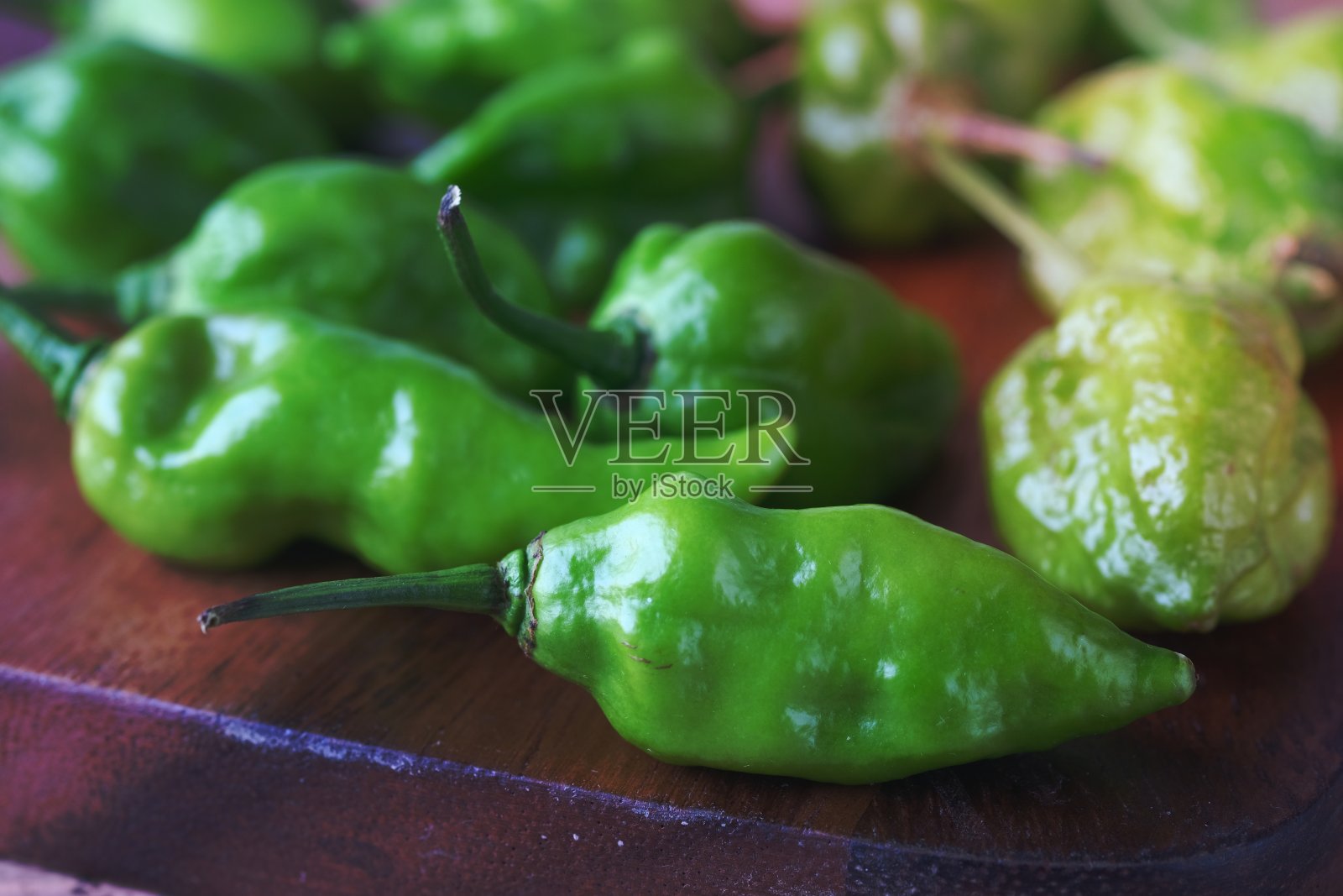 菜板上的绿辣椒特写照片摄影图片