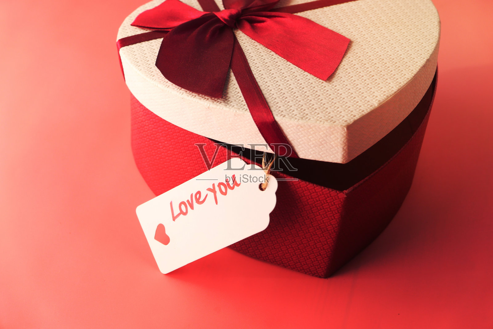 粉红色背景心形礼盒照片摄影图片