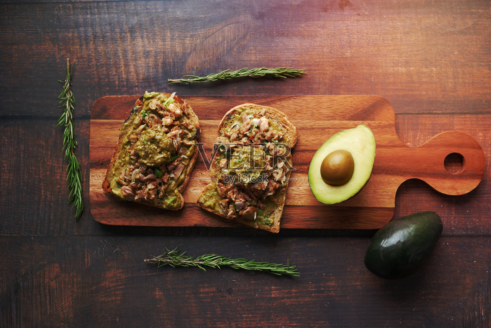 牛油果，黑面包，金枪鱼放在案板上照片摄影图片