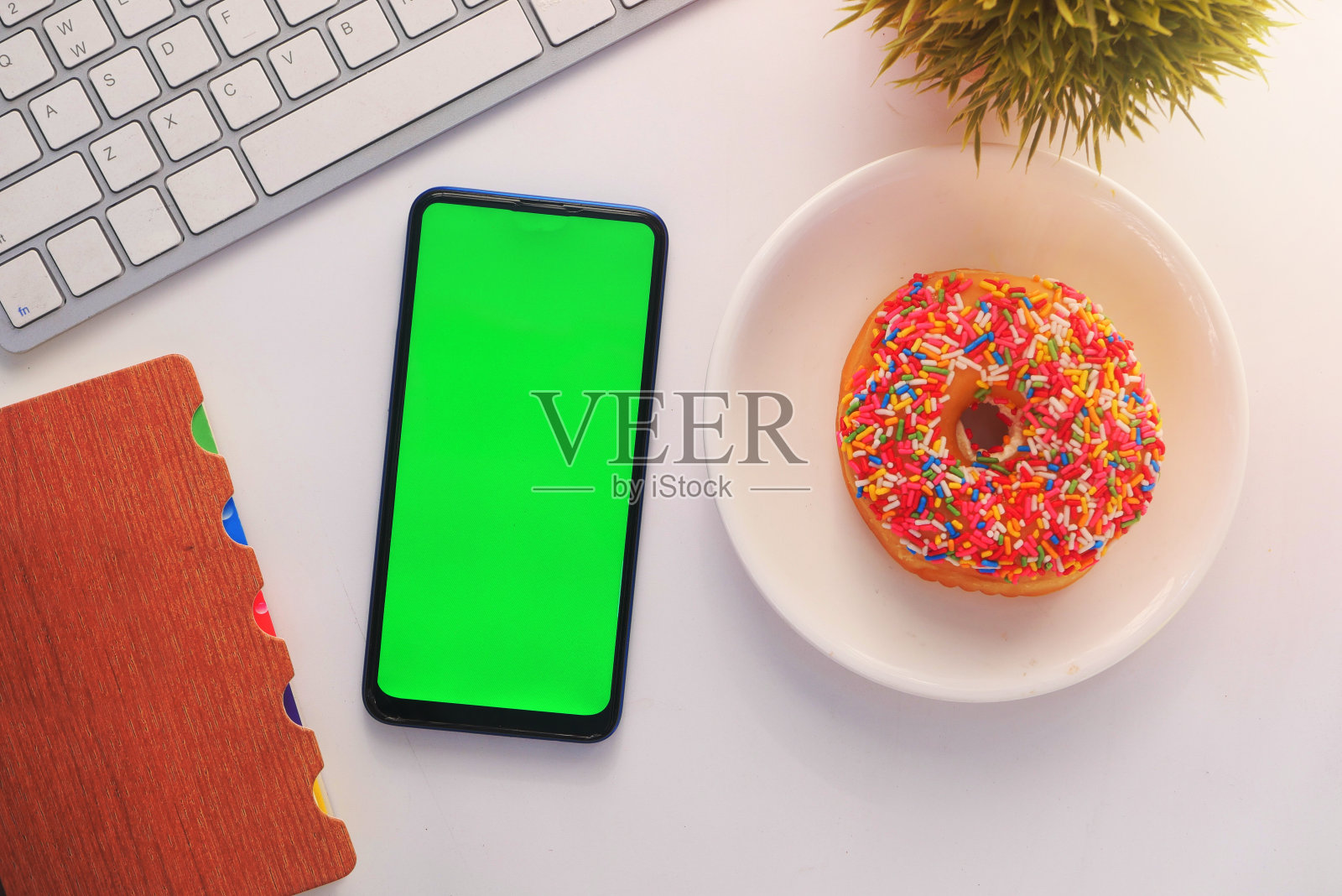 桌上智能手机、键盘和记事本的俯视图照片摄影图片