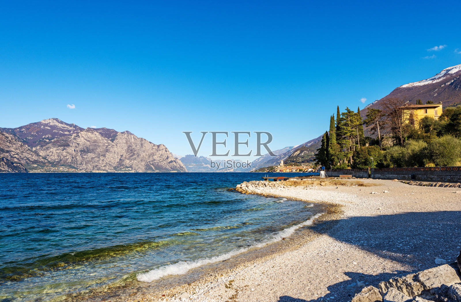 加尔达湖和马尔切辛镇的全景-意大利威尼托照片摄影图片