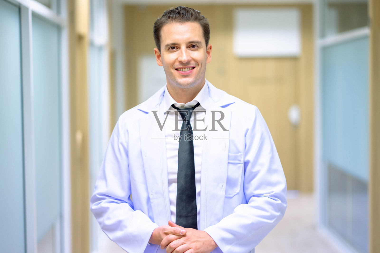 年轻的药剂师面带微笑，看着镜头。积极的人。照片摄影图片