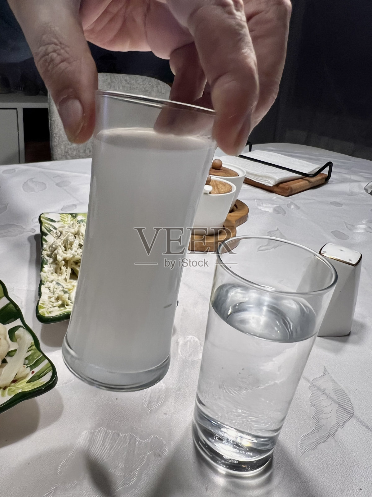 喝葡萄酒照片摄影图片