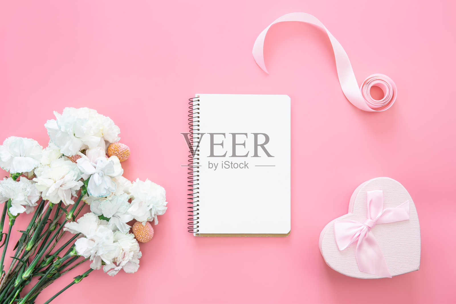 空白记事本，鲜花和心形礼盒，平铺。照片摄影图片