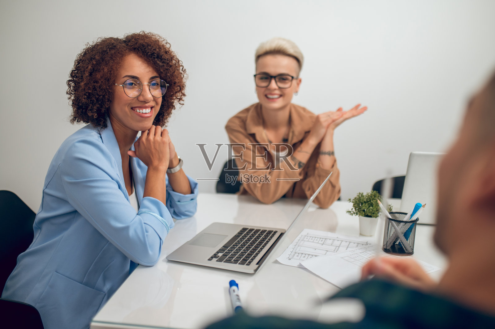 一群商人在公司办公室举行会谈照片摄影图片