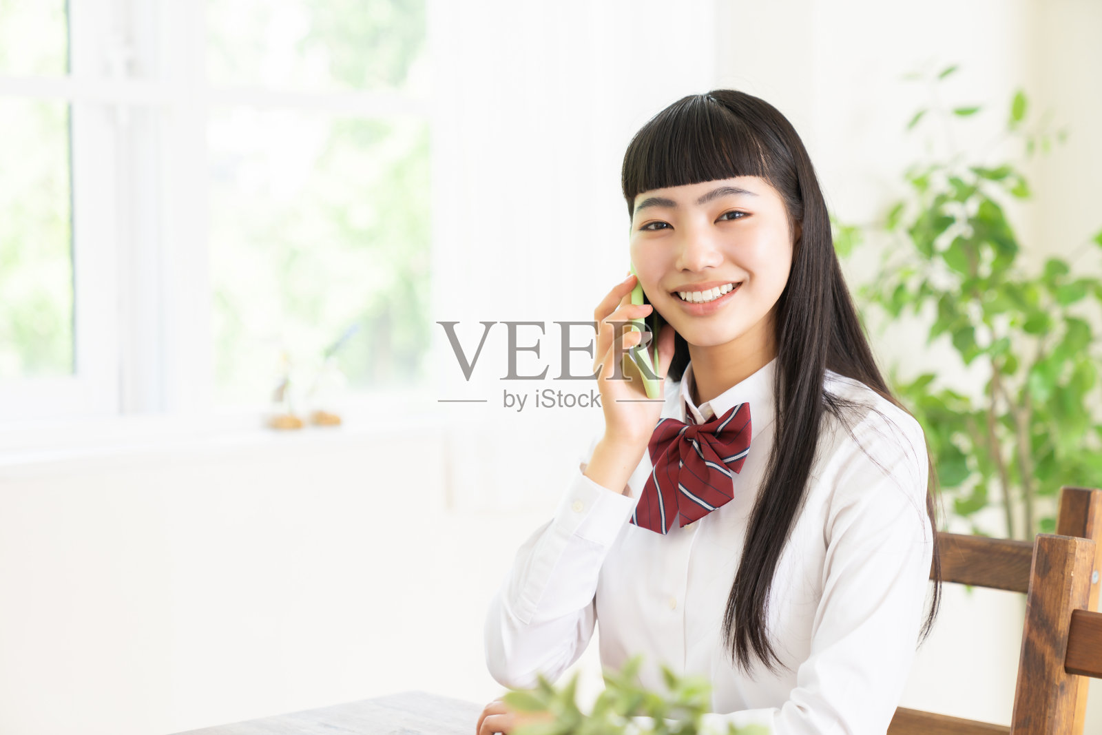 女学生谁讲电话，校服，照片摄影图片