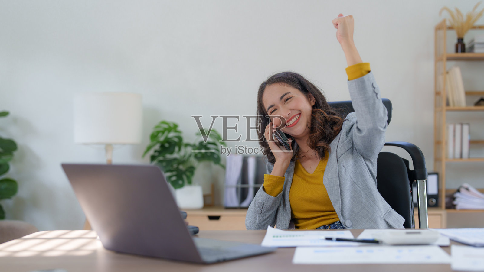 亚洲商业人士为庆祝和共同成功的商业目标而感到兴奋照片摄影图片