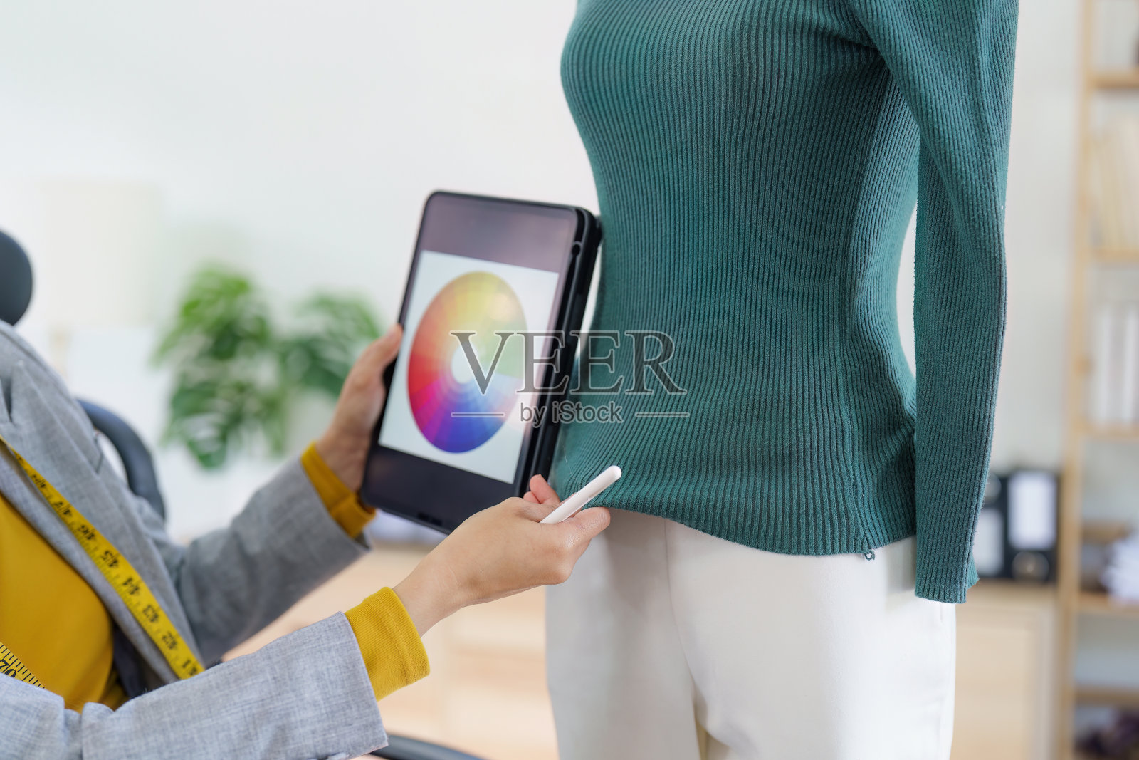 亚洲女性时装设计师布裁缝创意工作的新系列。快乐的网上商店老板准备运输订单。照片摄影图片