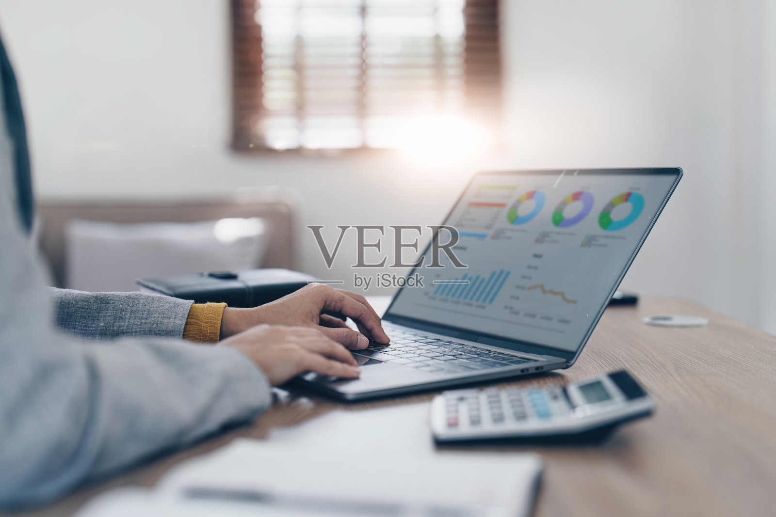 亚洲商务女性，在家办公，分析财务报告。会计与财务概念照片摄影图片