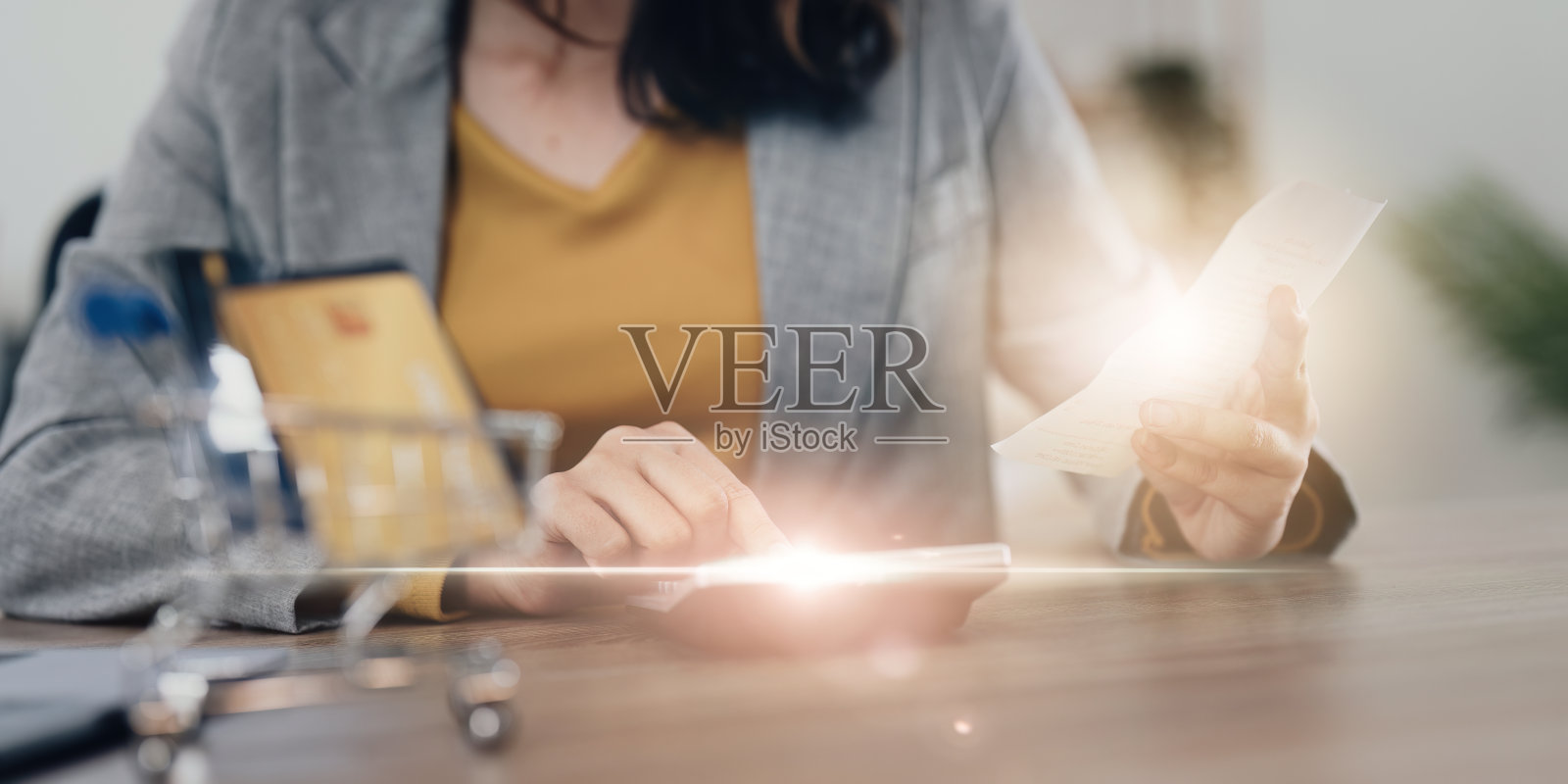 年轻的亚洲妇女检查账单，银行账户余额，税收和计算在家的费用照片摄影图片