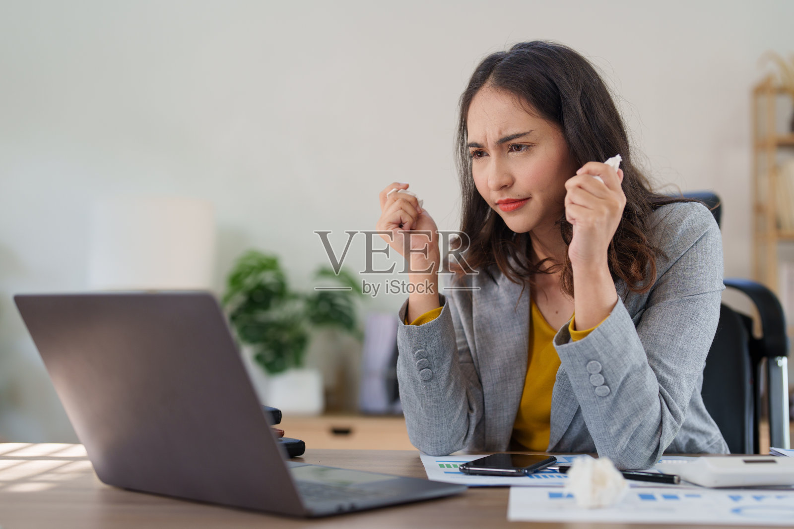 压力大的亚洲商业女性担心办公桌上的许多文件照片摄影图片