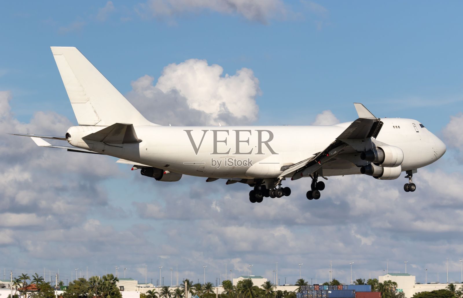 一架波音747货机在迈阿密机场降落照片摄影图片