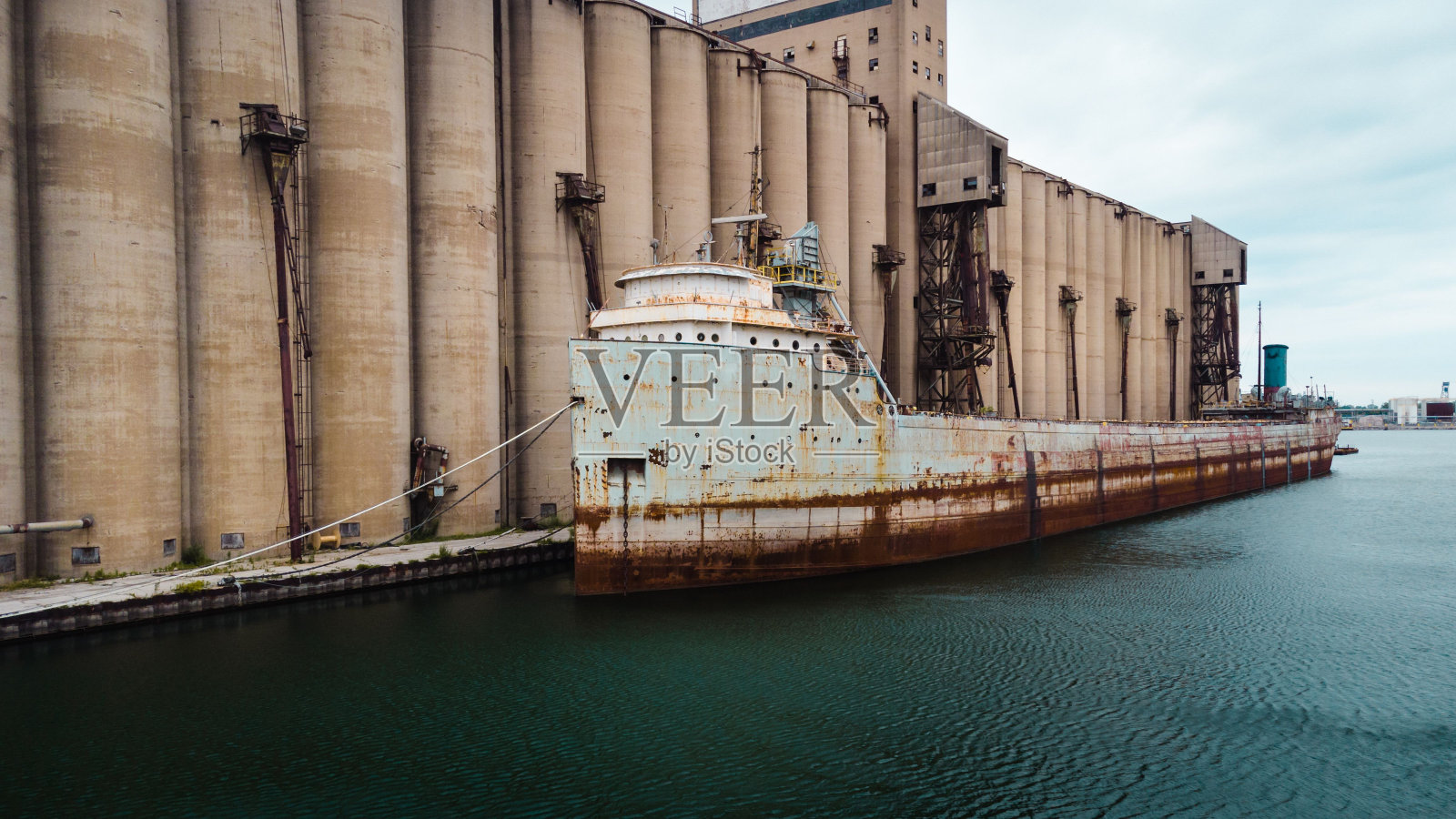 伊利诺伊州国际港口的一艘废弃船只的特写镜头照片摄影图片