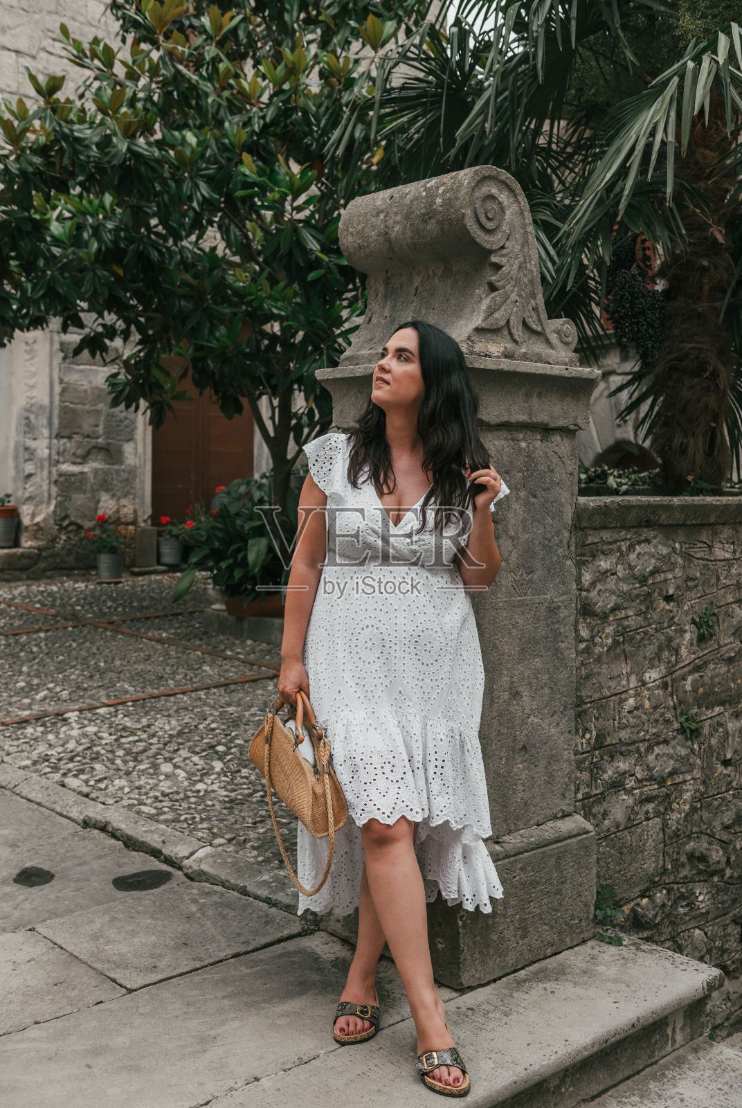 一个快乐的年轻白人女性的垂直镜头照片摄影图片