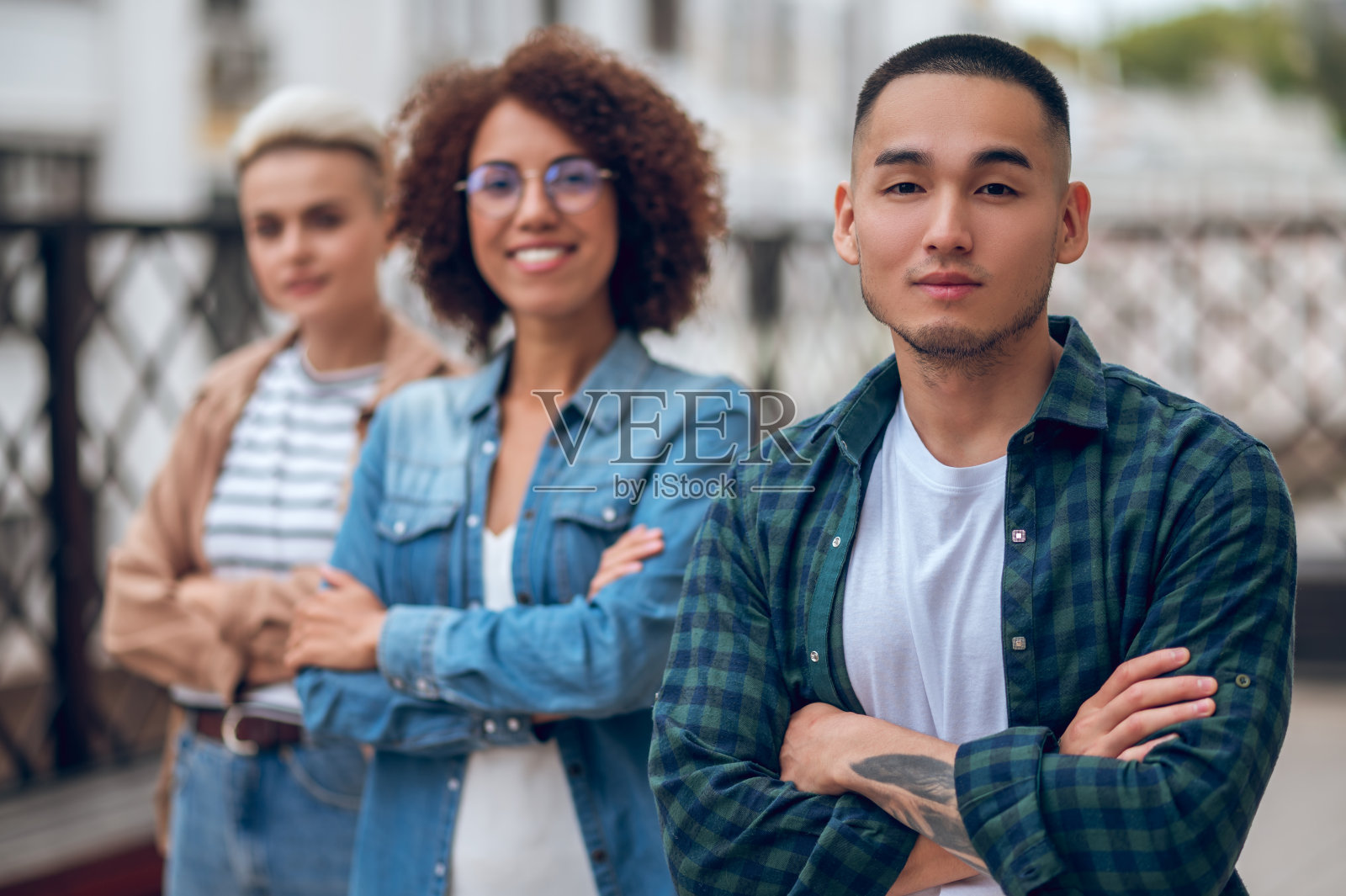 一个男人在走廊上和一群女士在一起照片摄影图片