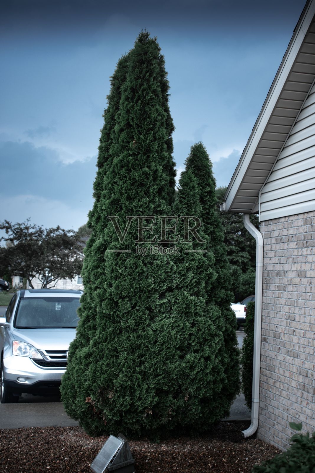 垂直拍摄到一辆白色汽车停在大楼附近照片摄影图片