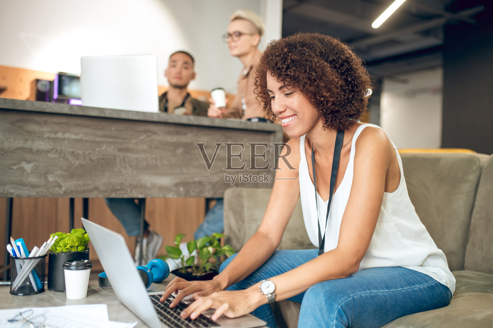 公司员工在现代化的办公室从事工作照片摄影图片