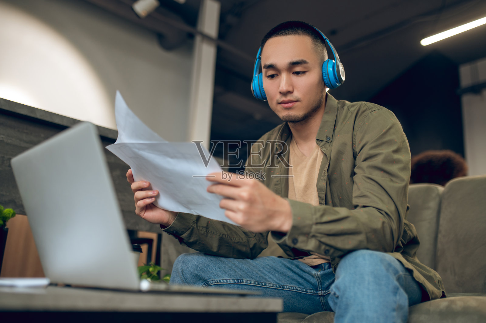 年轻的公司员工专注于阅读文档照片摄影图片