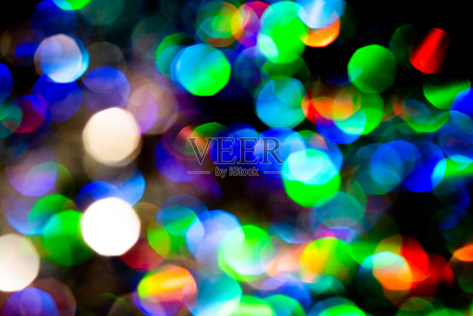 彩色闪闪发光的球模糊在黑色背景照片摄影图片