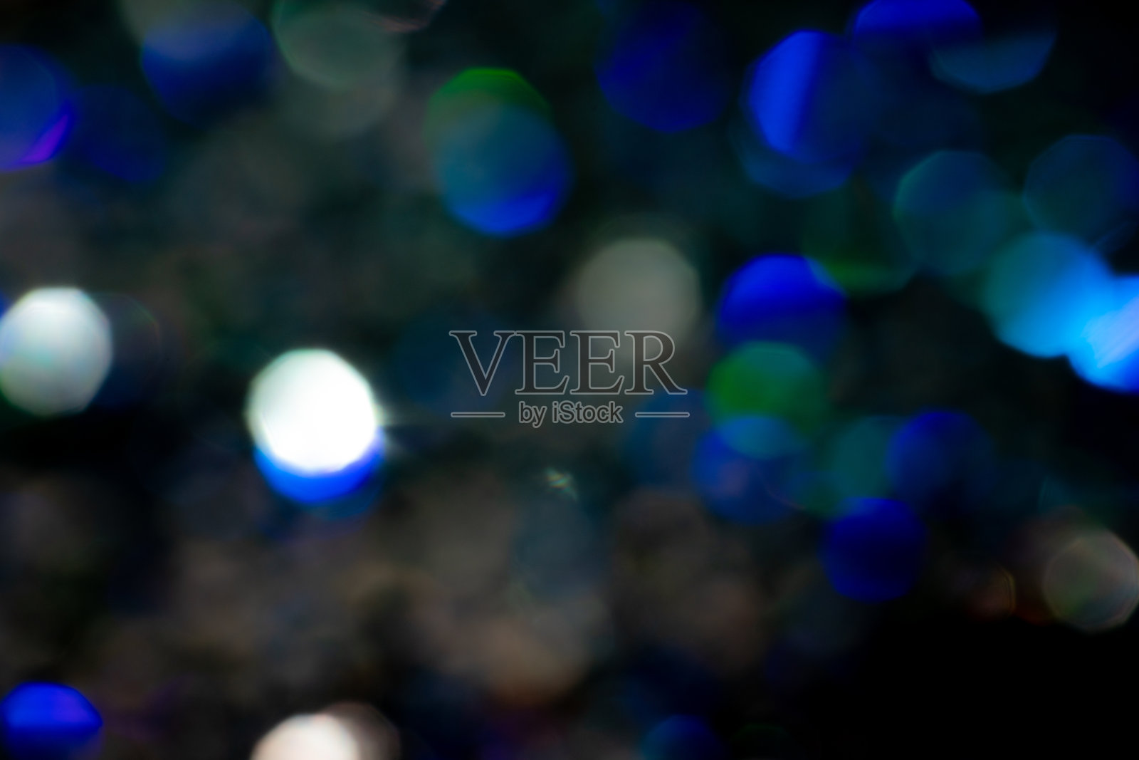 彩色闪闪发光的球模糊在黑色背景照片摄影图片