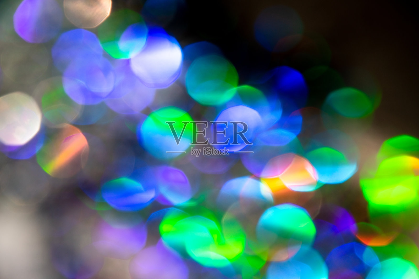 彩色闪闪发光的球模糊在黑色背景照片摄影图片