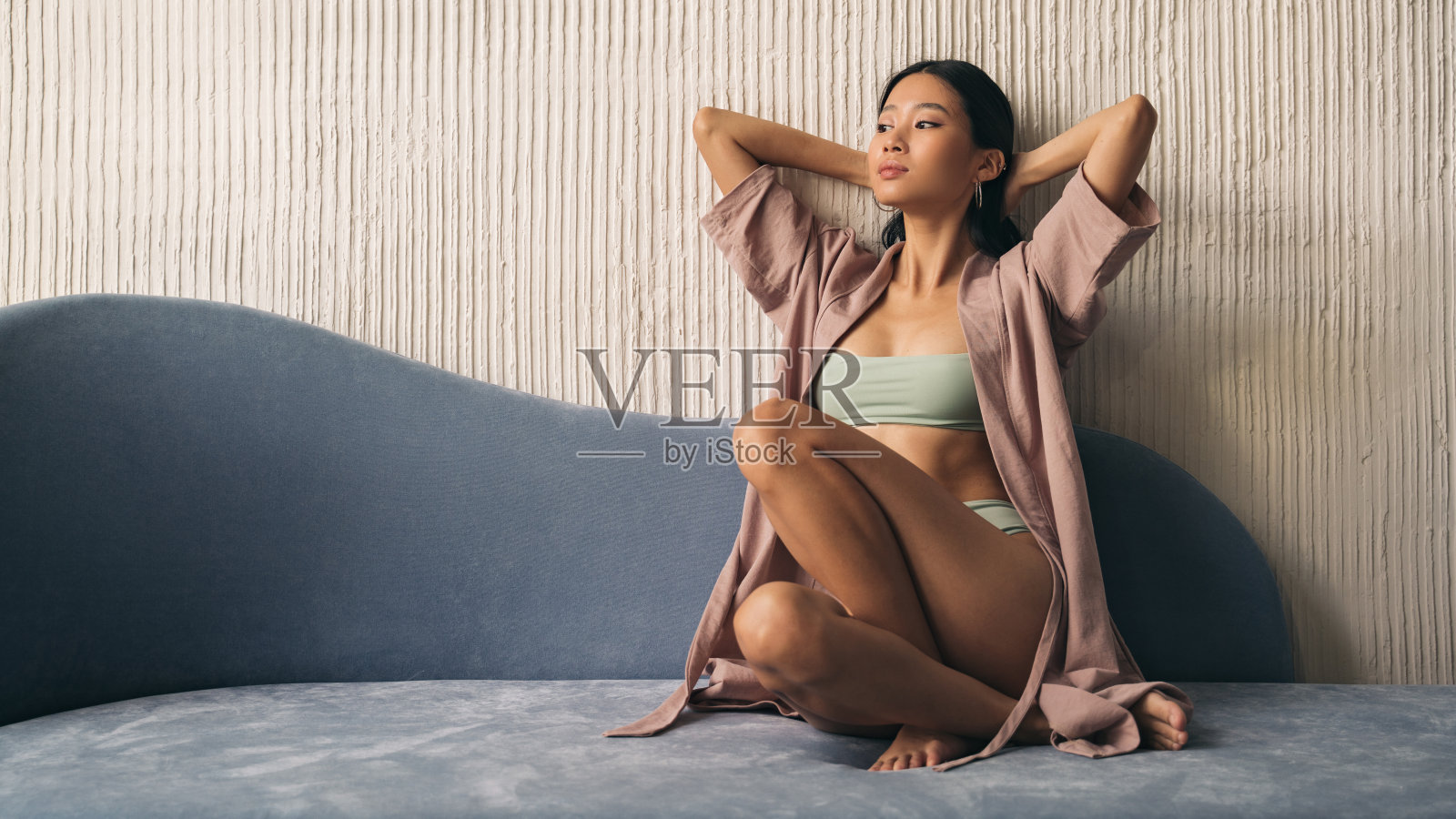 放松的亚洲妇女在家里的沙发上休息的旗帜照片摄影图片