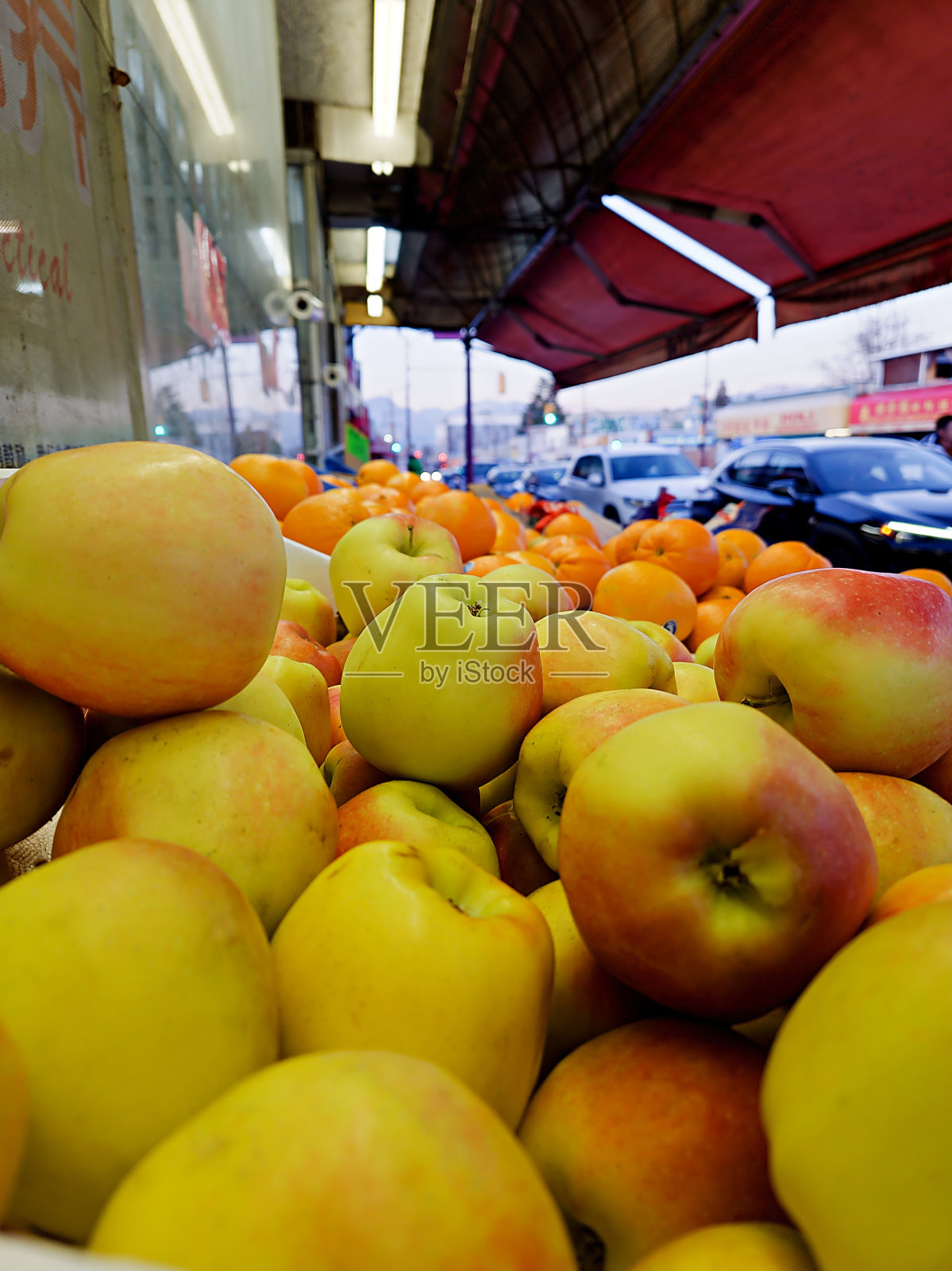 街边的苹果展示照片摄影图片