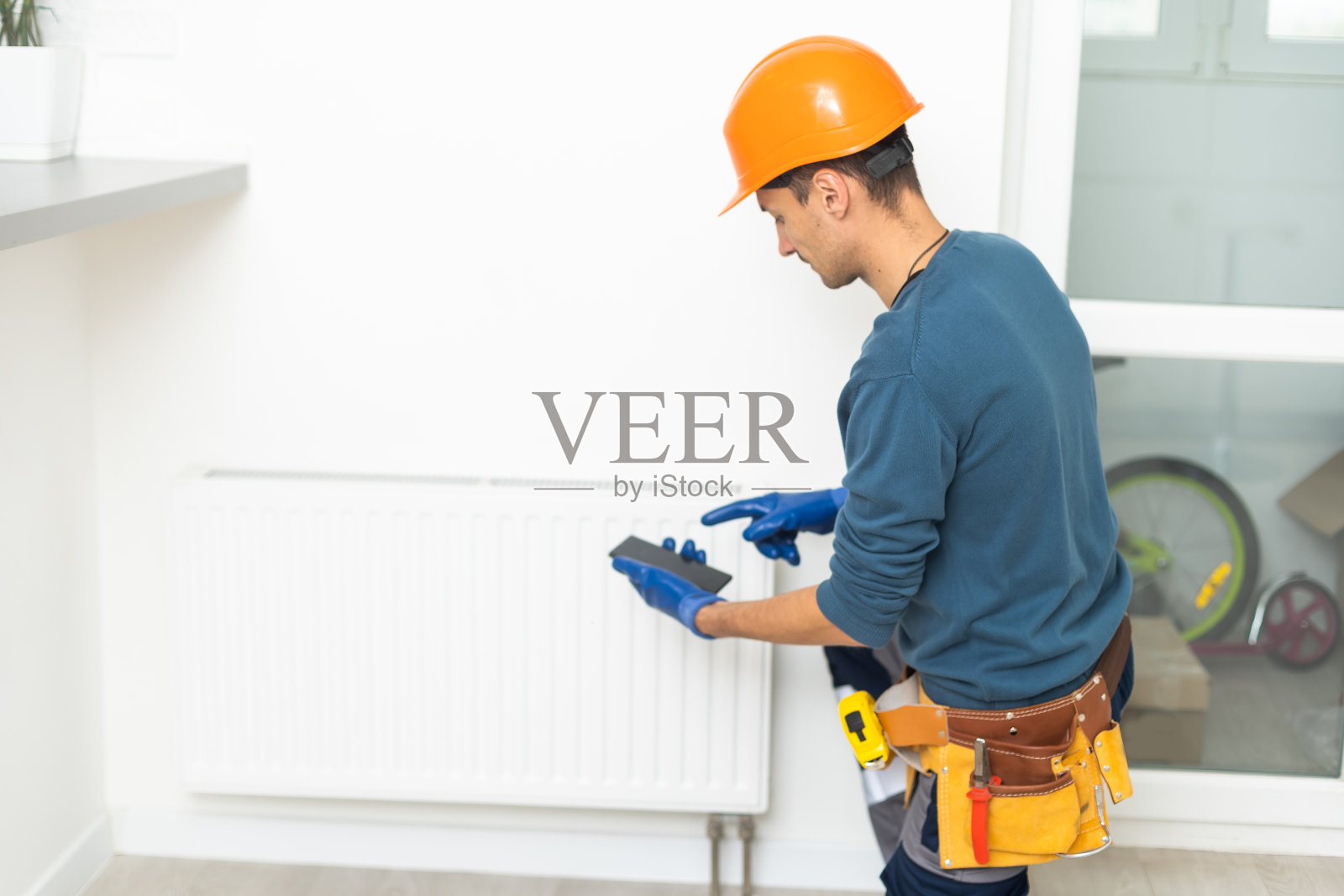 管道工在工作。安装热水器照片摄影图片