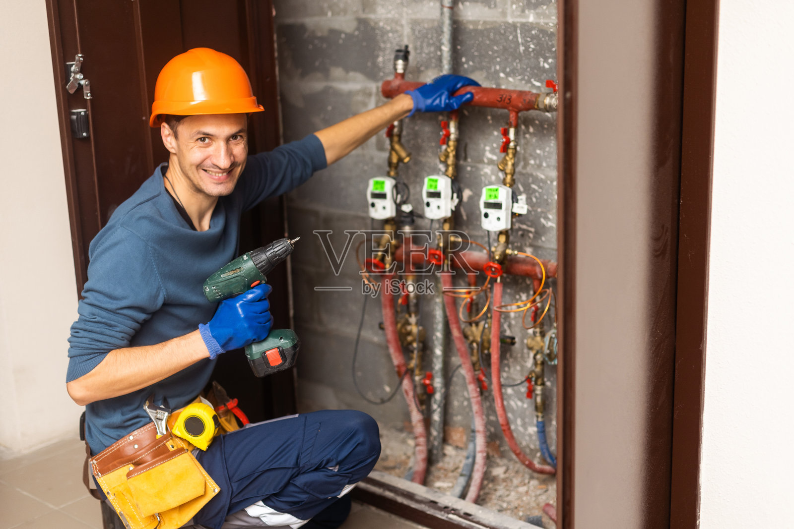 技术人员检查锅炉房供暖系统照片摄影图片