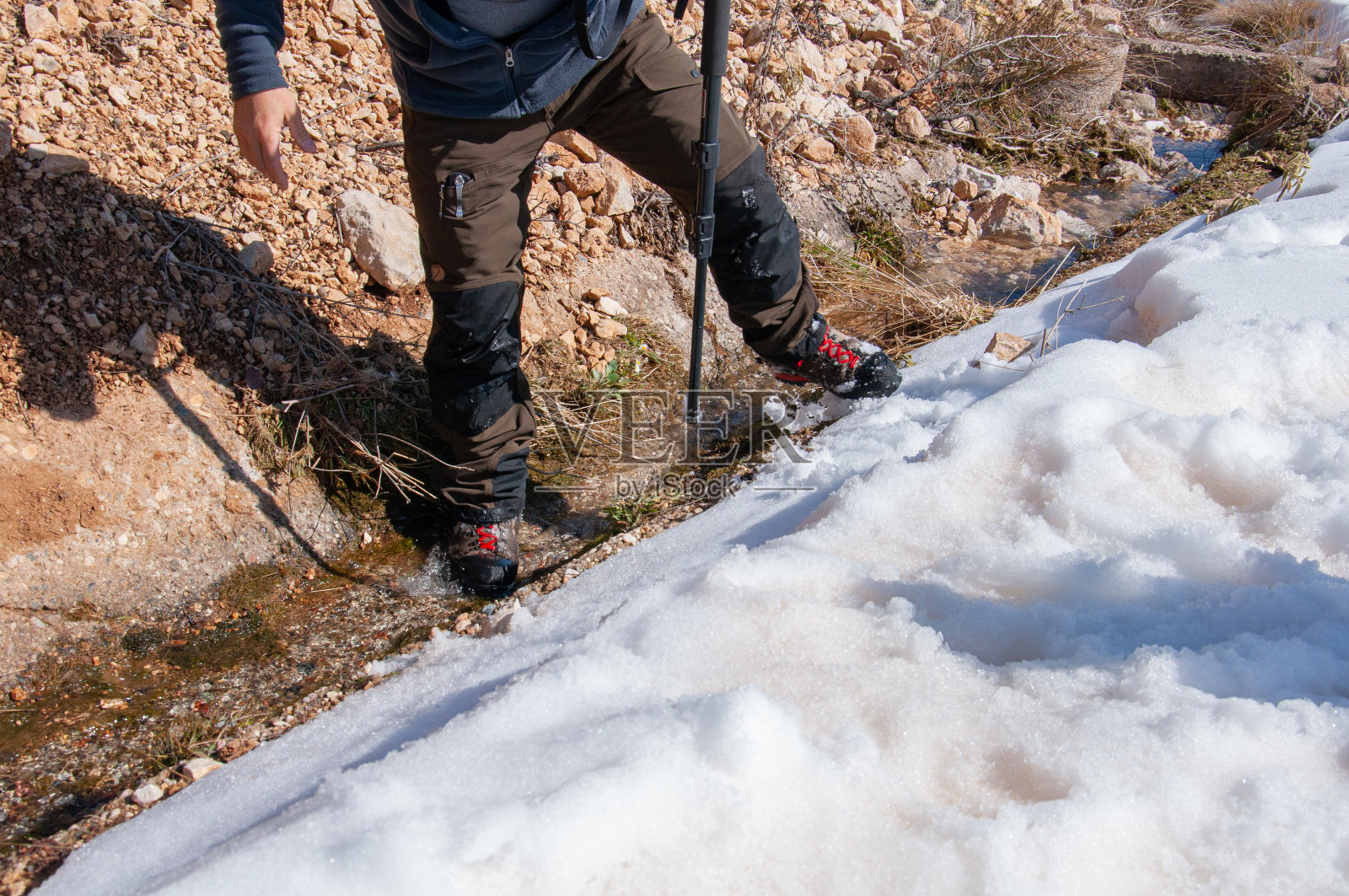 登山用的防水靴，雪地里穿的鞋照片摄影图片