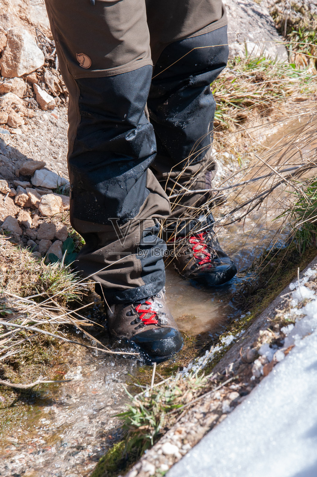 登山用的防水靴，雪地里穿的鞋照片摄影图片