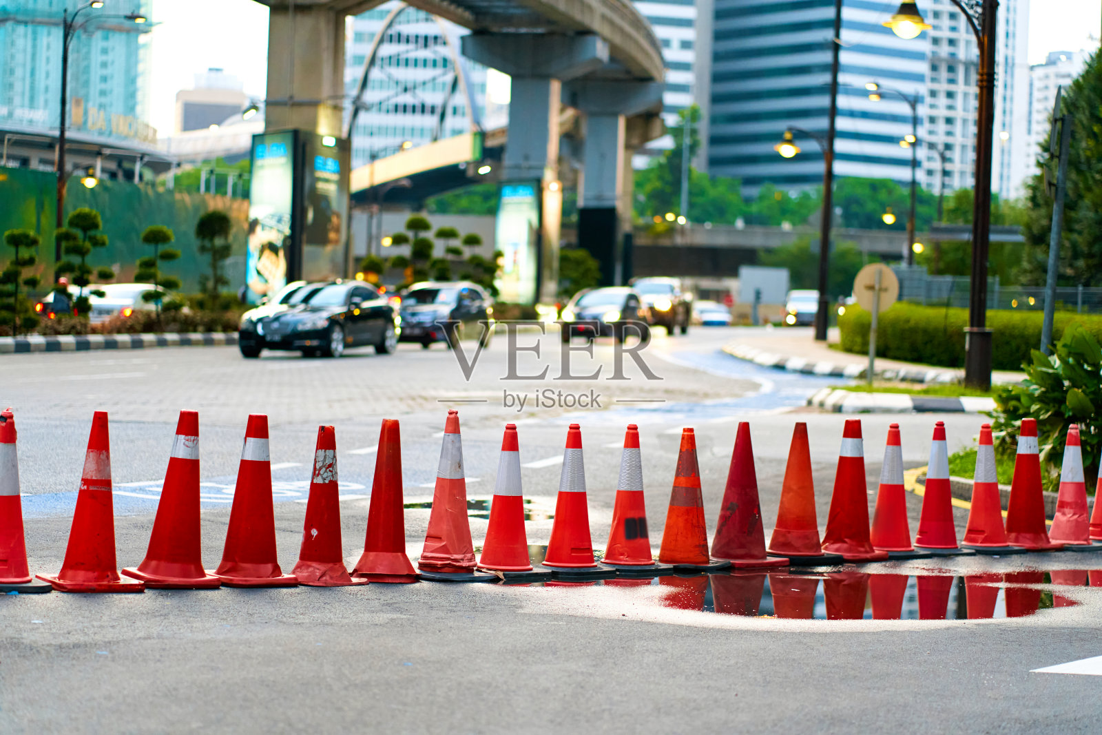 许多红色交通锥，限制了通行照片摄影图片