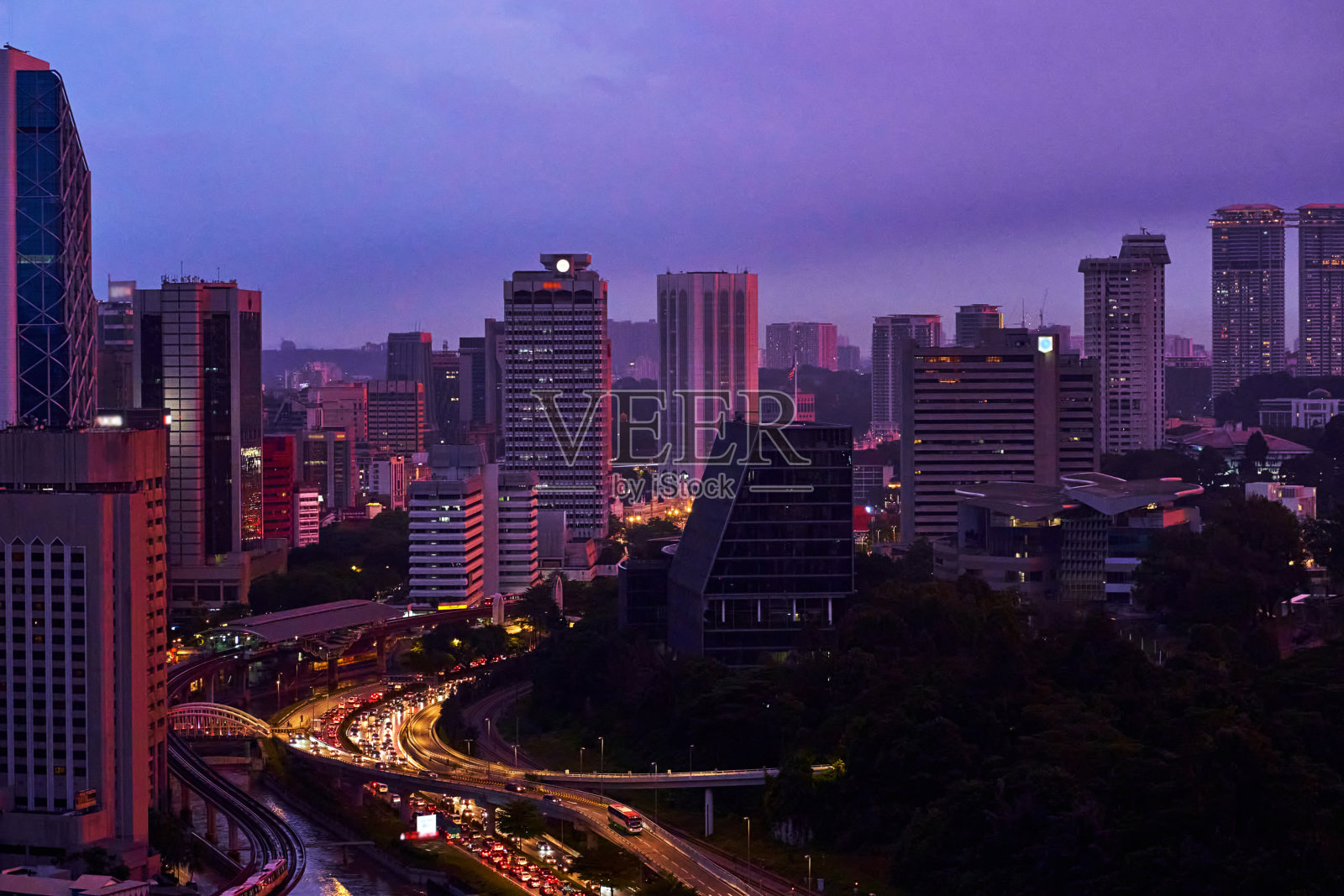 一个令人难以置信的粉红色和紫色的日落在一个现代化的大城市照片摄影图片