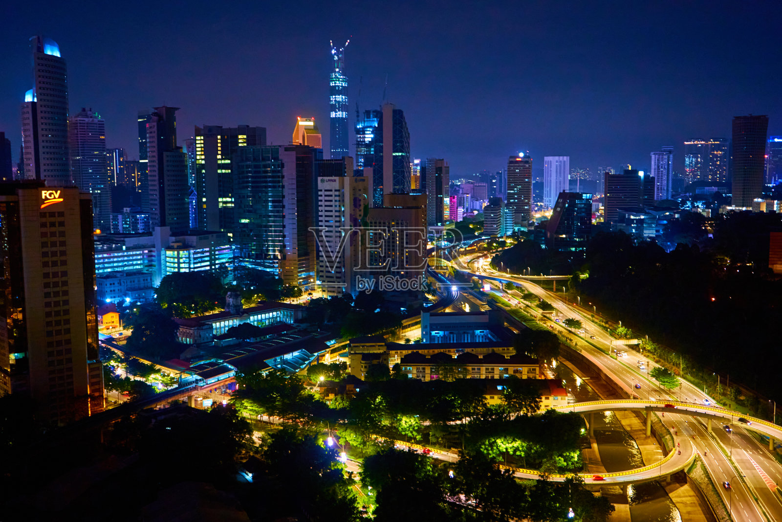夜晚迷人的城市景观。现代大都市照片摄影图片