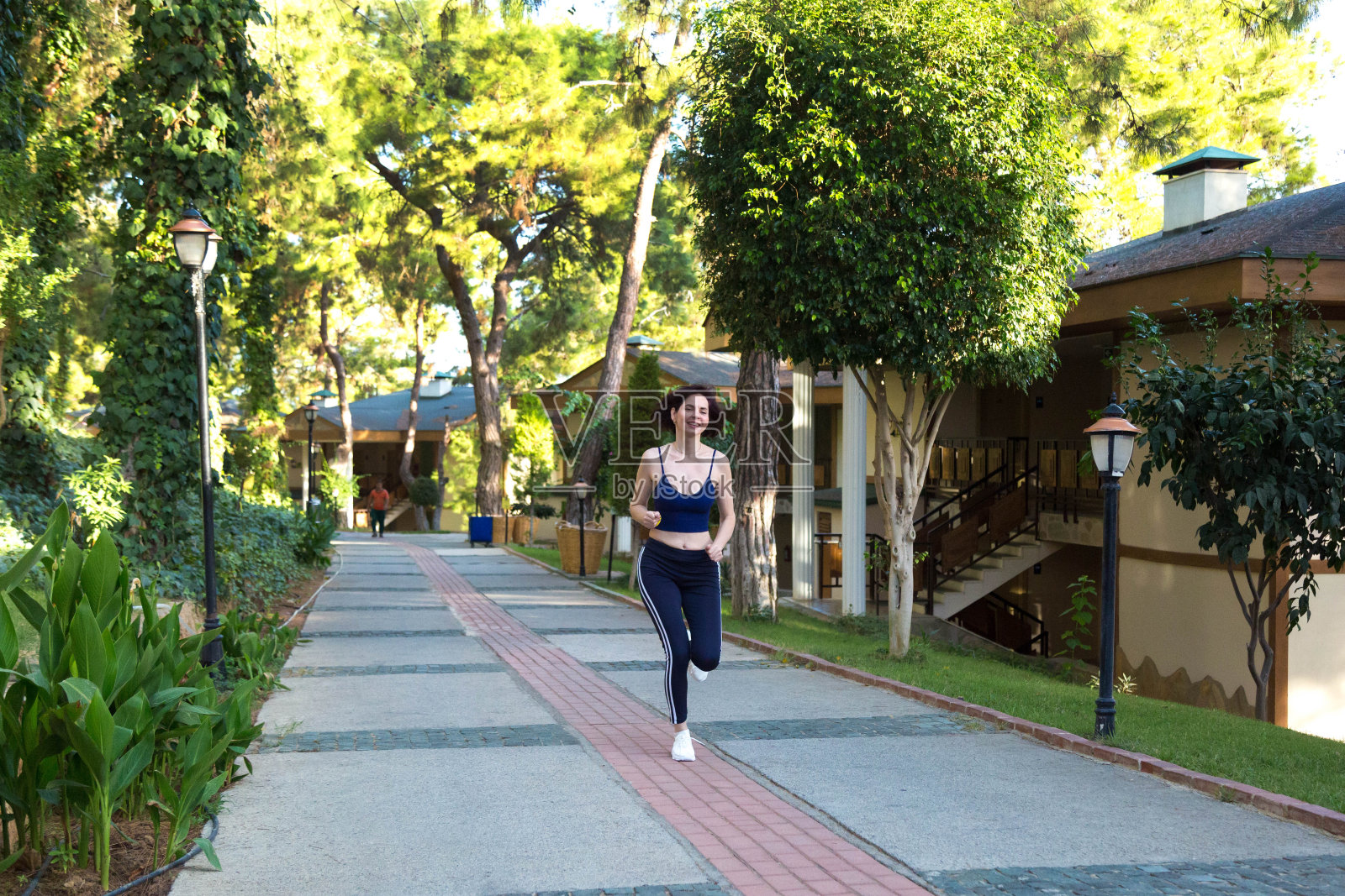 一个女人在她的乡村房子附近晨跑，她喜欢运动照片摄影图片