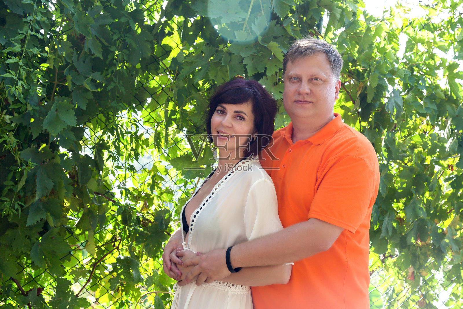 家庭夫妻，金发男人和黑发女人，特写照片摄影图片