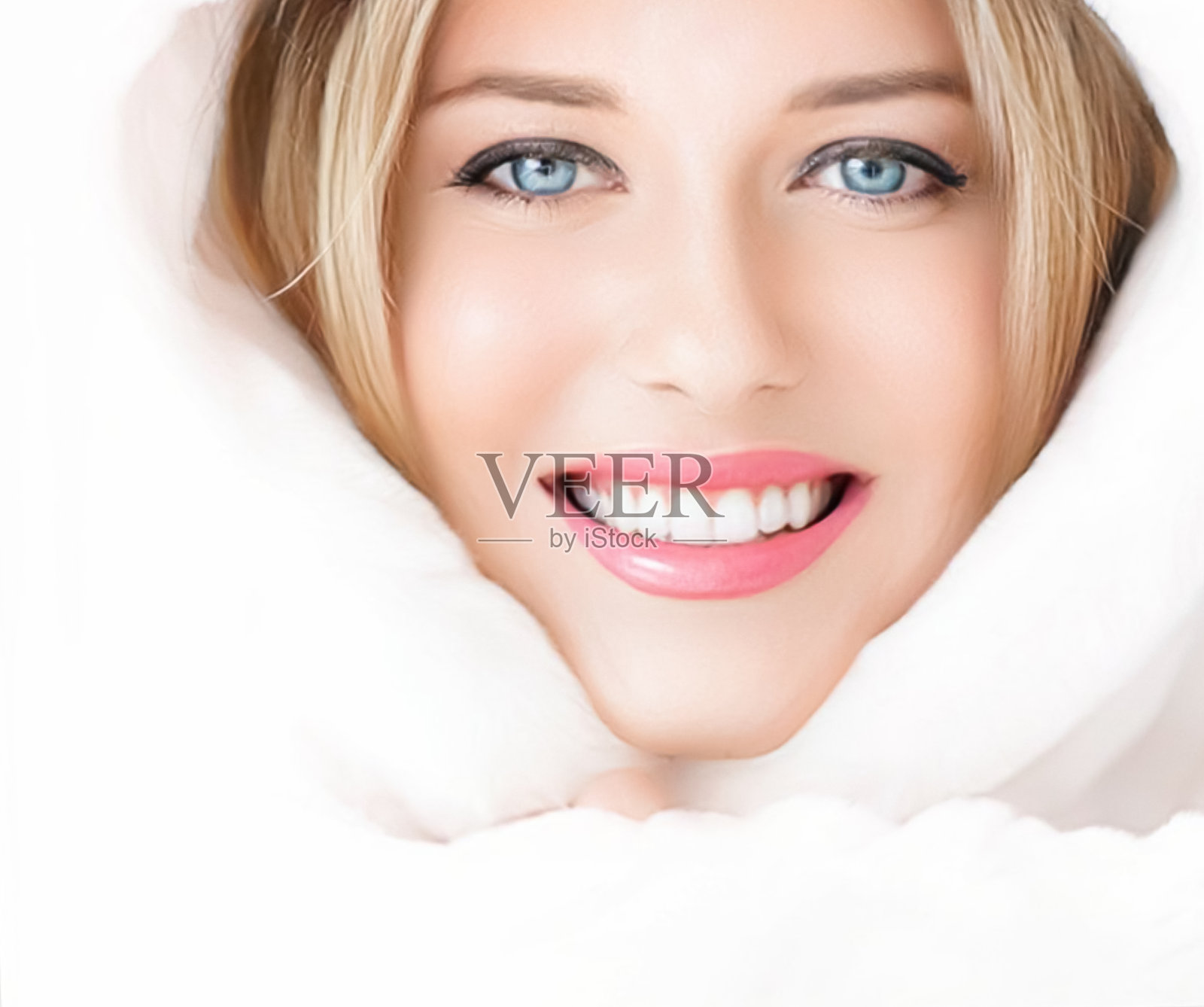 美女穿着白色皮大衣，美丽又冬日时尚照片摄影图片