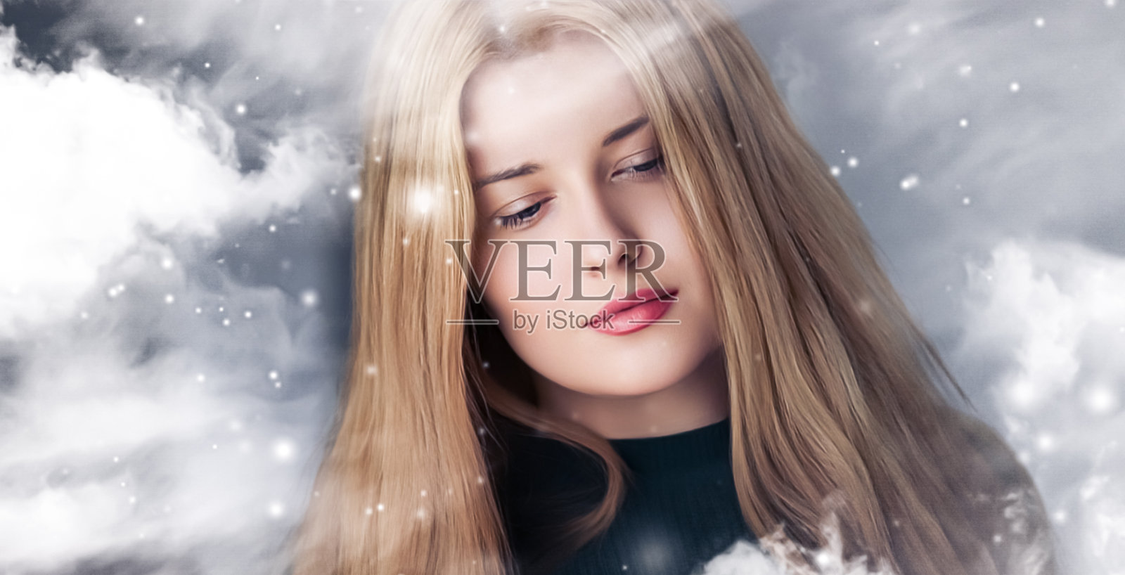 冬天的美丽，圣诞节的时间和快乐的节日，美丽的女人与长发和自然妆容在冰冻的窗户后面，雪花设计为圣诞节，新年和假期的生活方式肖像照片摄影图片