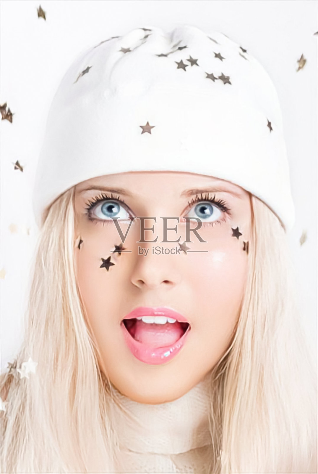 圣诞快乐，戴着白色帽子玩五彩纸屑的时尚美女照片摄影图片