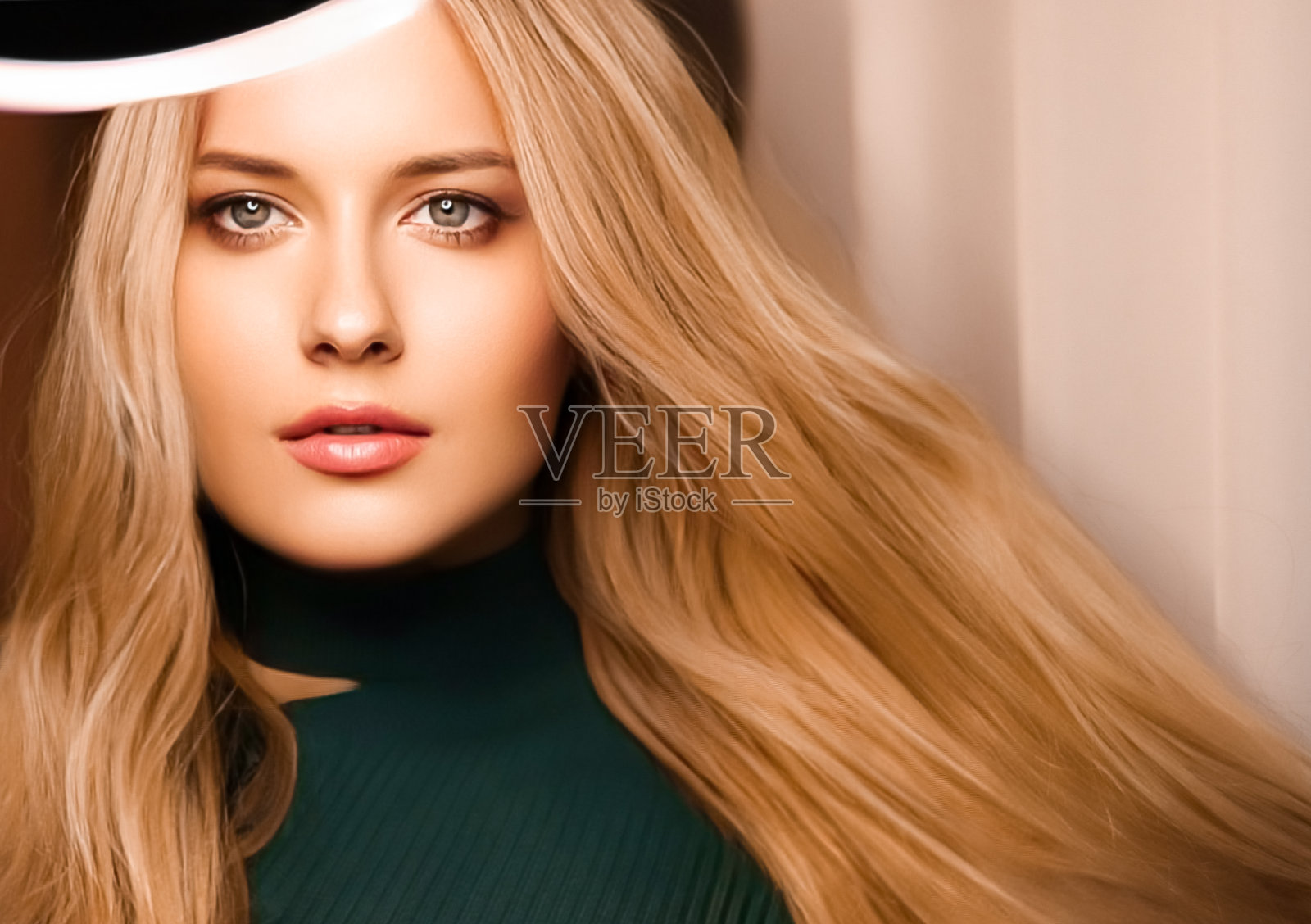 发型、美容和护发，健康长发的美女，自然妆容的金发模特，美发沙龙和护发的魅力肖像照片摄影图片