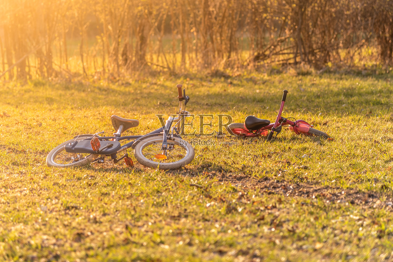 两辆儿童自行车被遗弃在地上。让人想起失踪或被绑架的儿童。犯罪或惊悚主题照片摄影图片