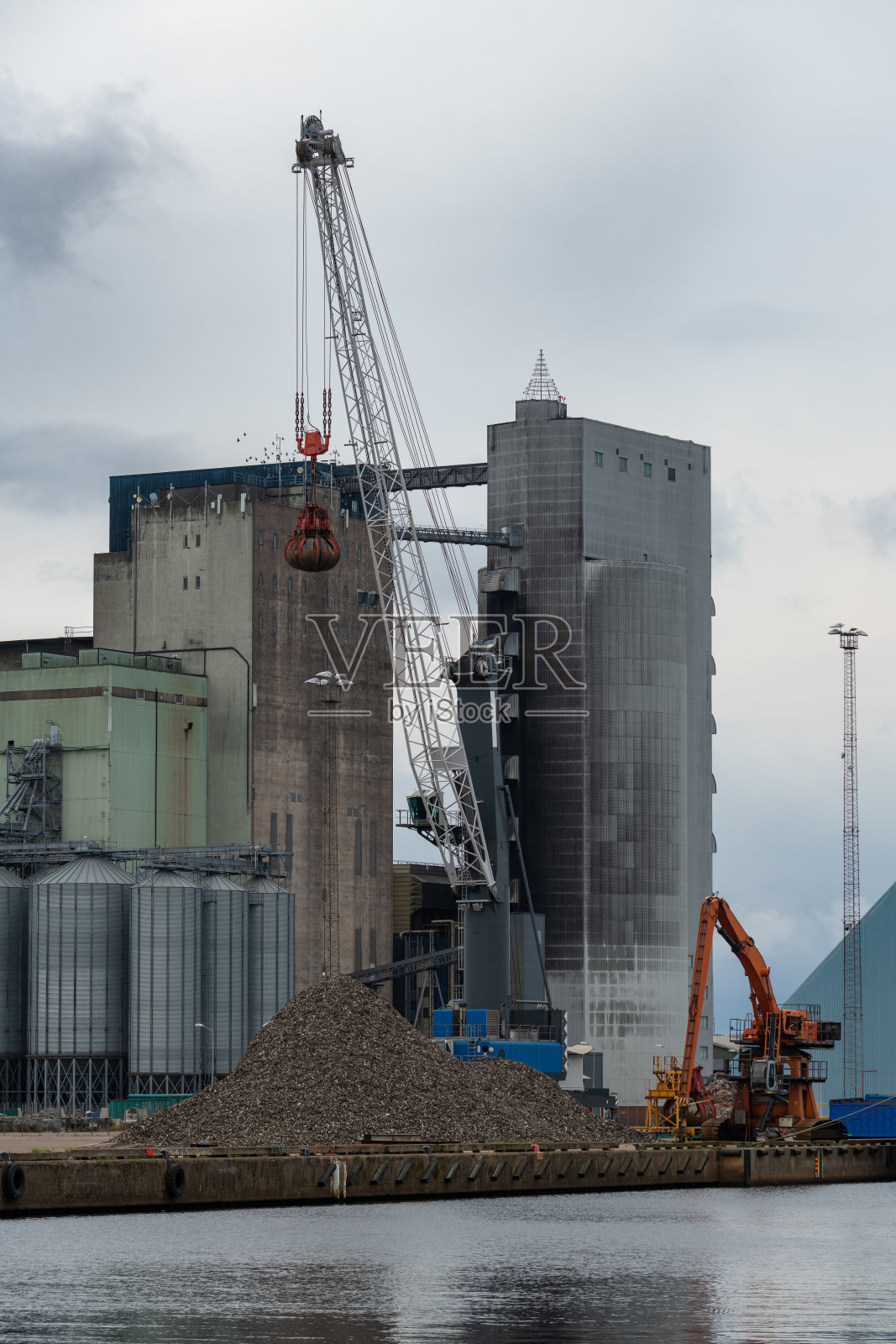 哈尔姆斯塔德港的工业起重机和建筑物照片摄影图片