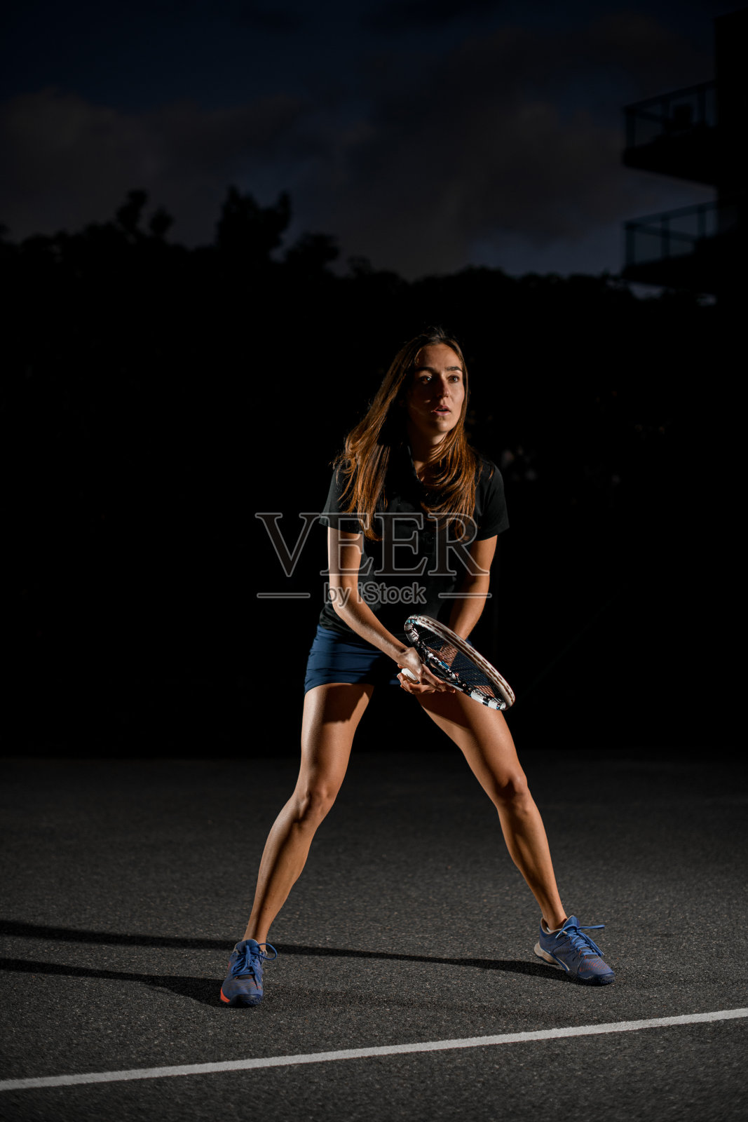 美丽的集中女子球拍在特殊的姿势准备打击照片摄影图片