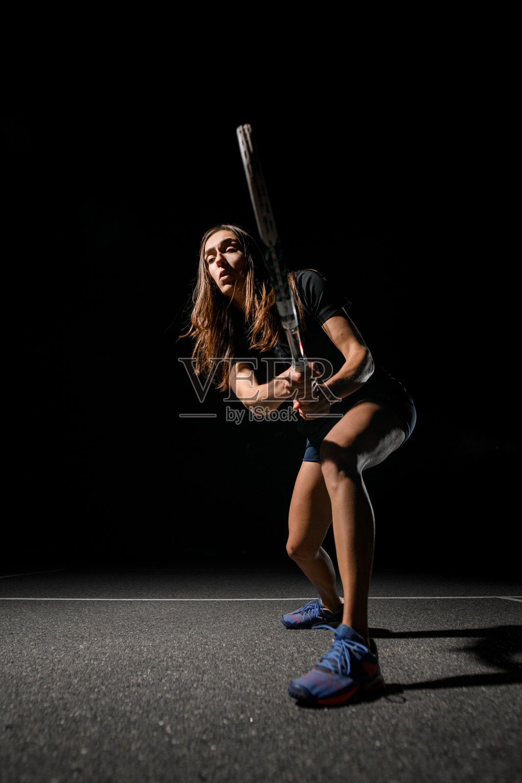 近距离观看美女与球拍在特殊姿势等待网球。照片摄影图片