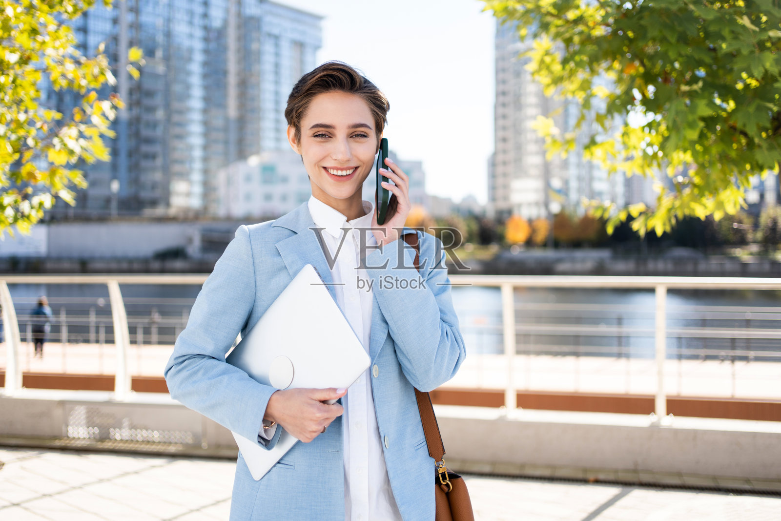 城里一个漂亮的短发姑娘照片摄影图片