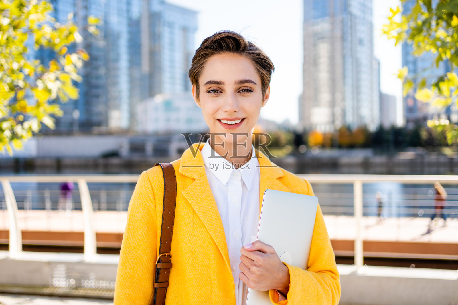 城里一个漂亮的短发姑娘照片摄影图片