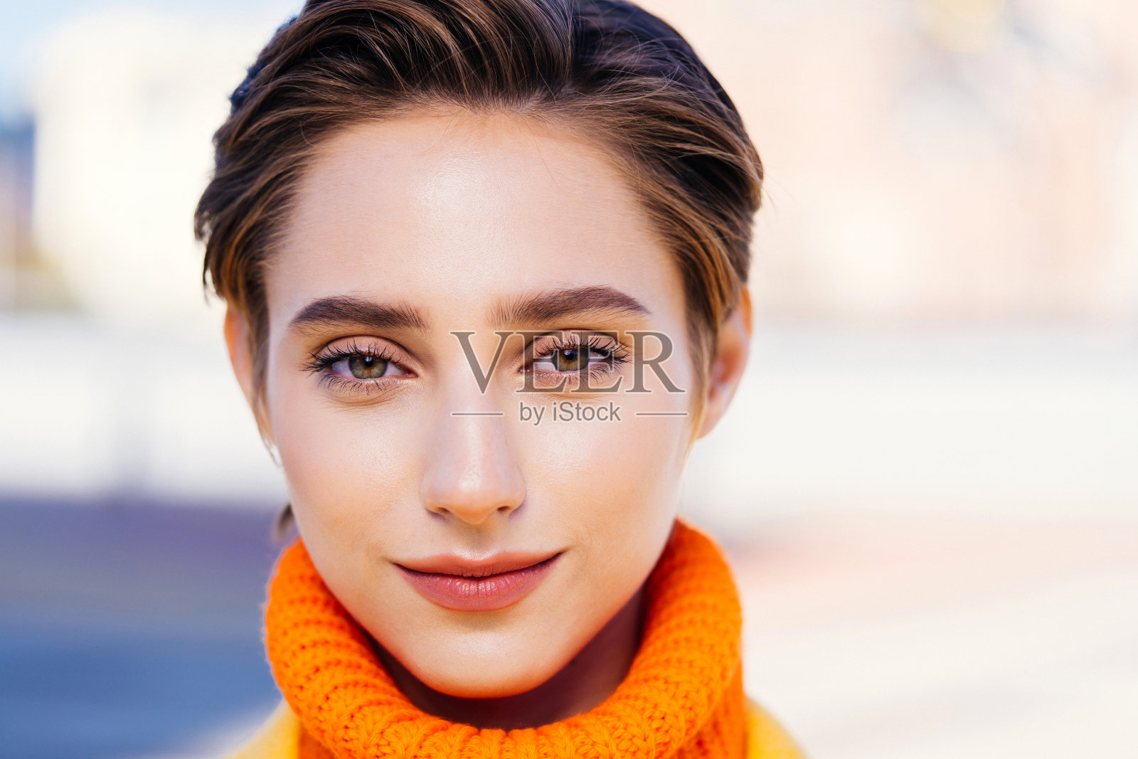 城里一个漂亮的短发姑娘照片摄影图片