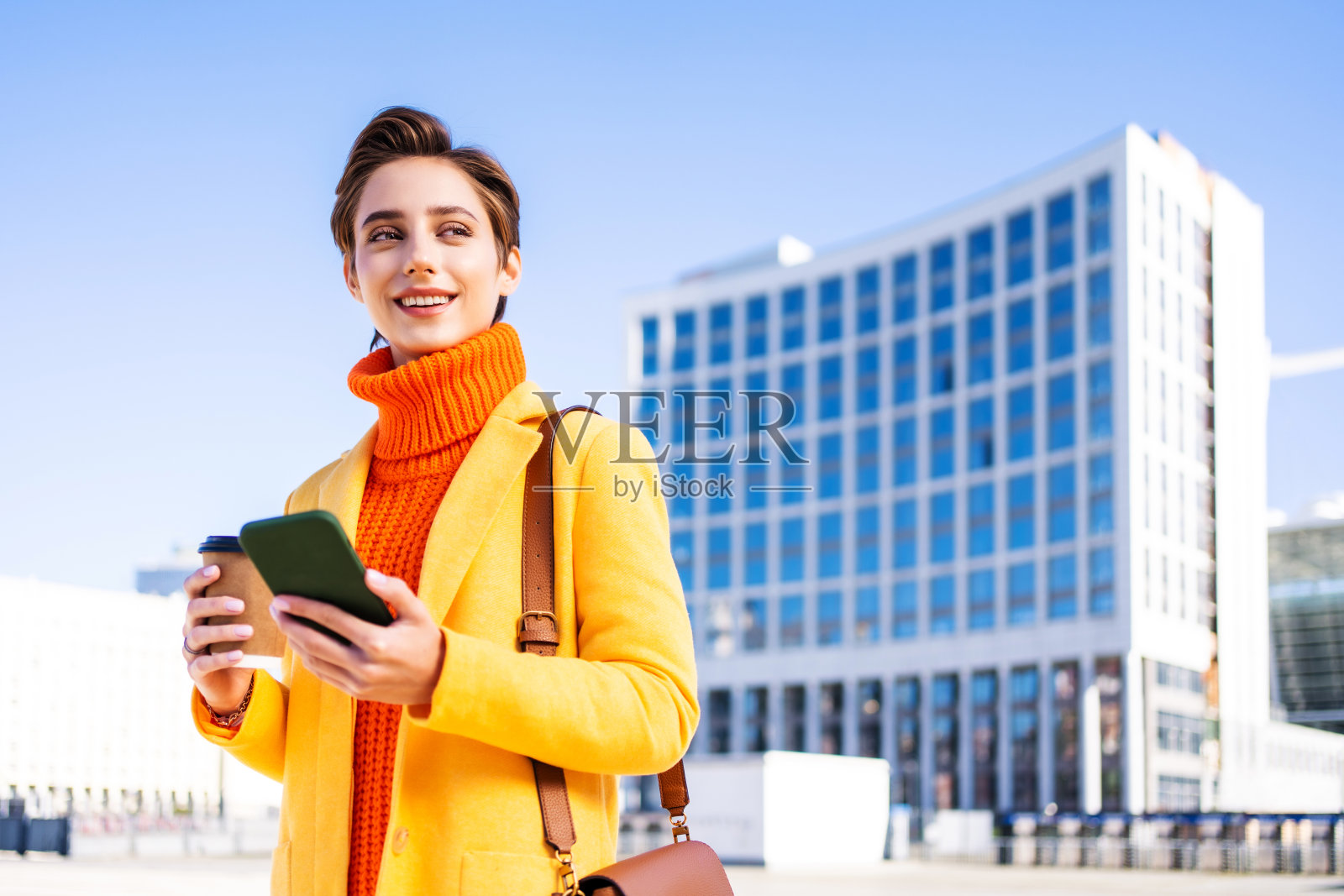 城里一个漂亮的短发姑娘照片摄影图片